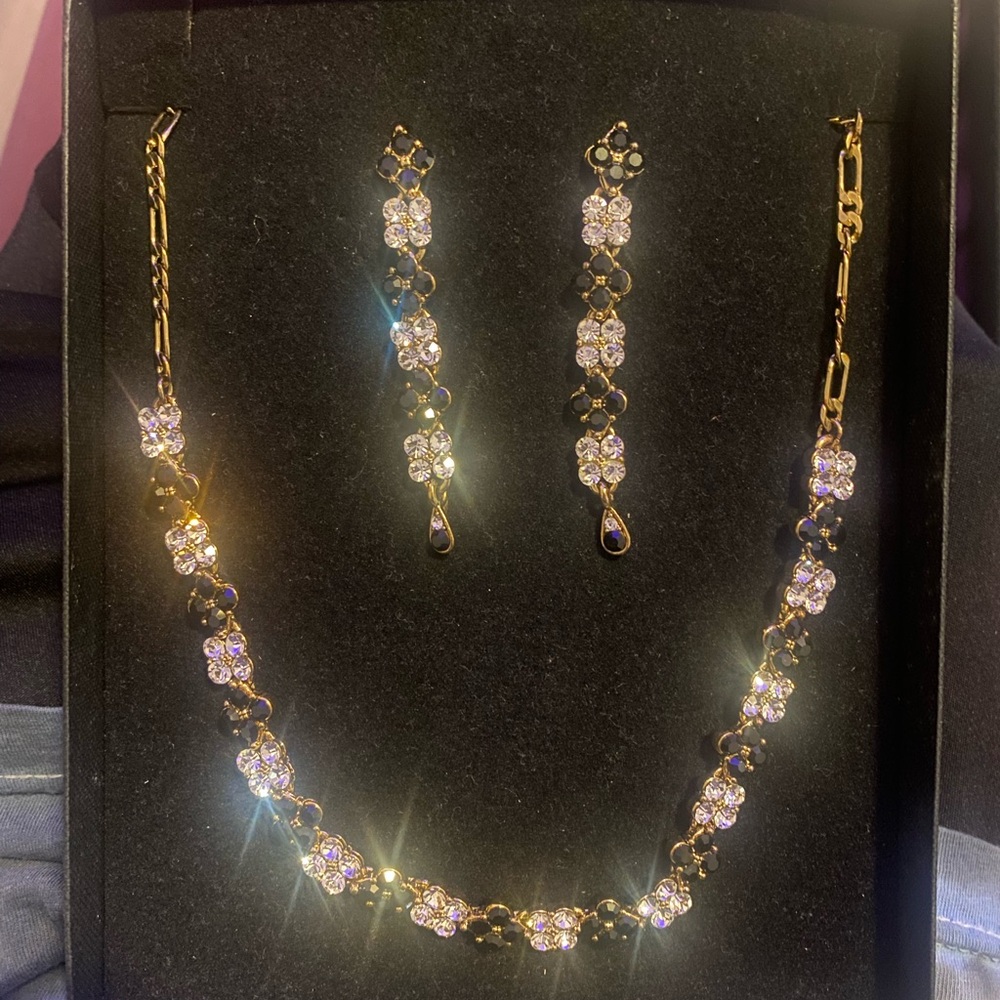 Flower necklace and earrings set